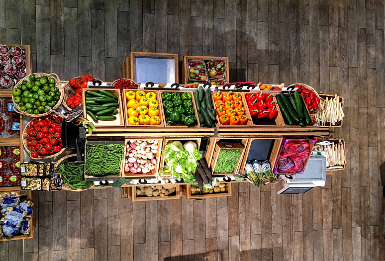 Как оформить прилавок с овощами и фруктами для роста продаж: 20 полезных советов